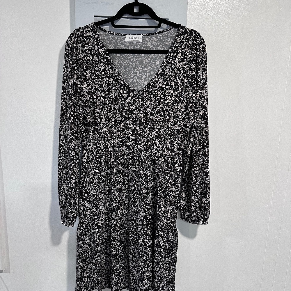 Kayleigh Black Floral V-Neck Long Sleeve Dress Size Large EUC